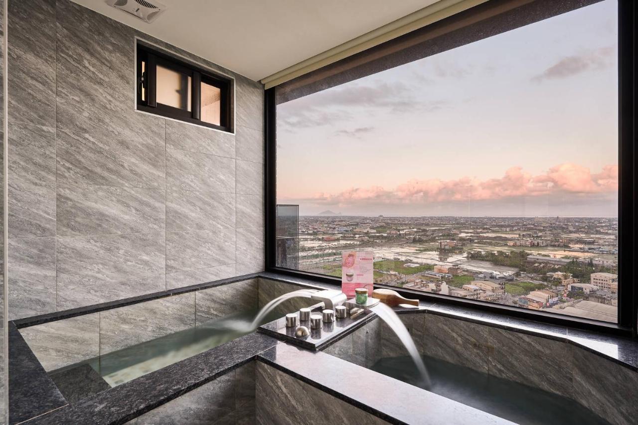 Cuncyue Hot Spring Resort Luodong Buitenkant foto A modern Japanese bath