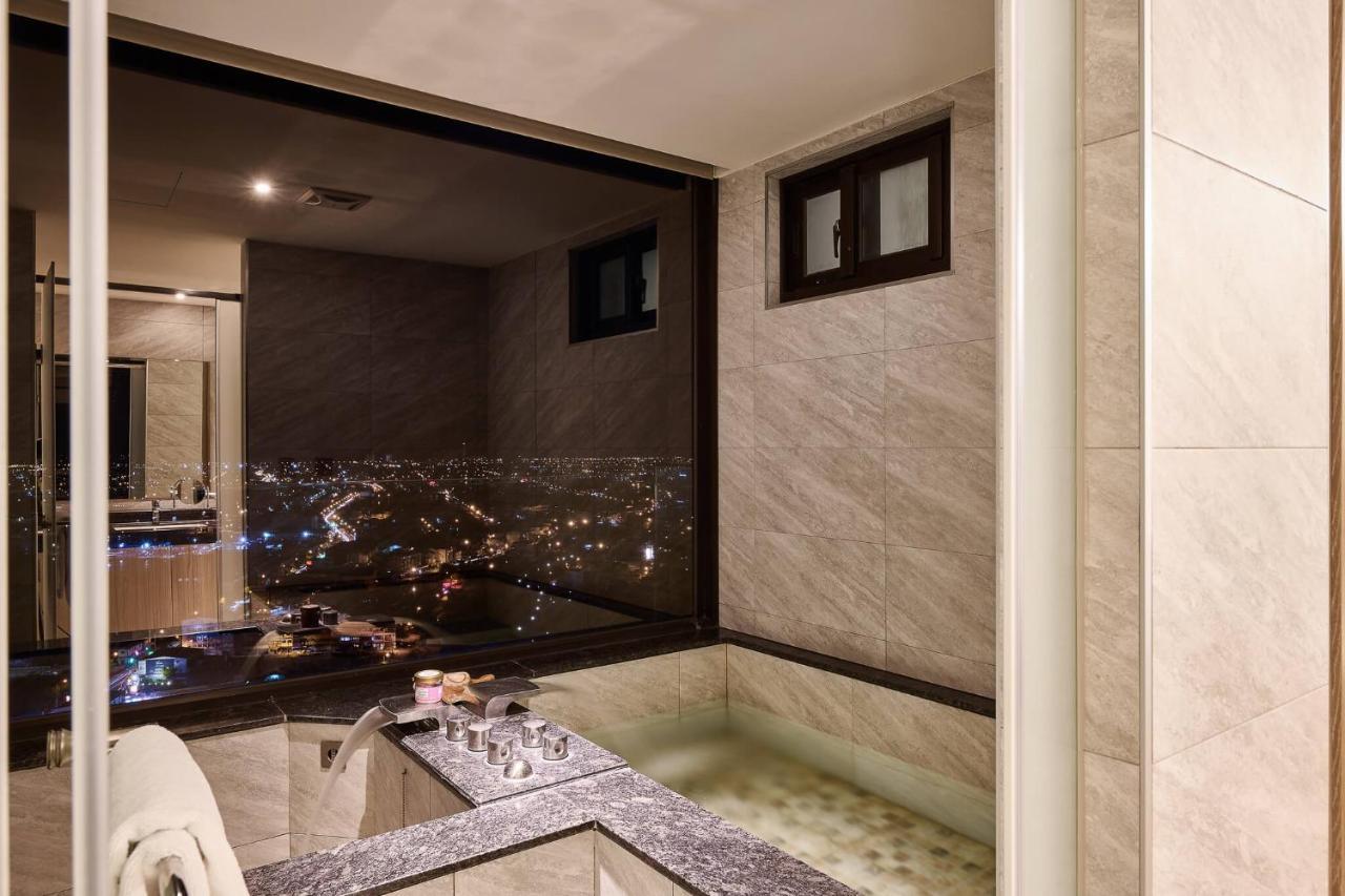 Cuncyue Hot Spring Resort Luodong Buitenkant foto Bathroom with a view