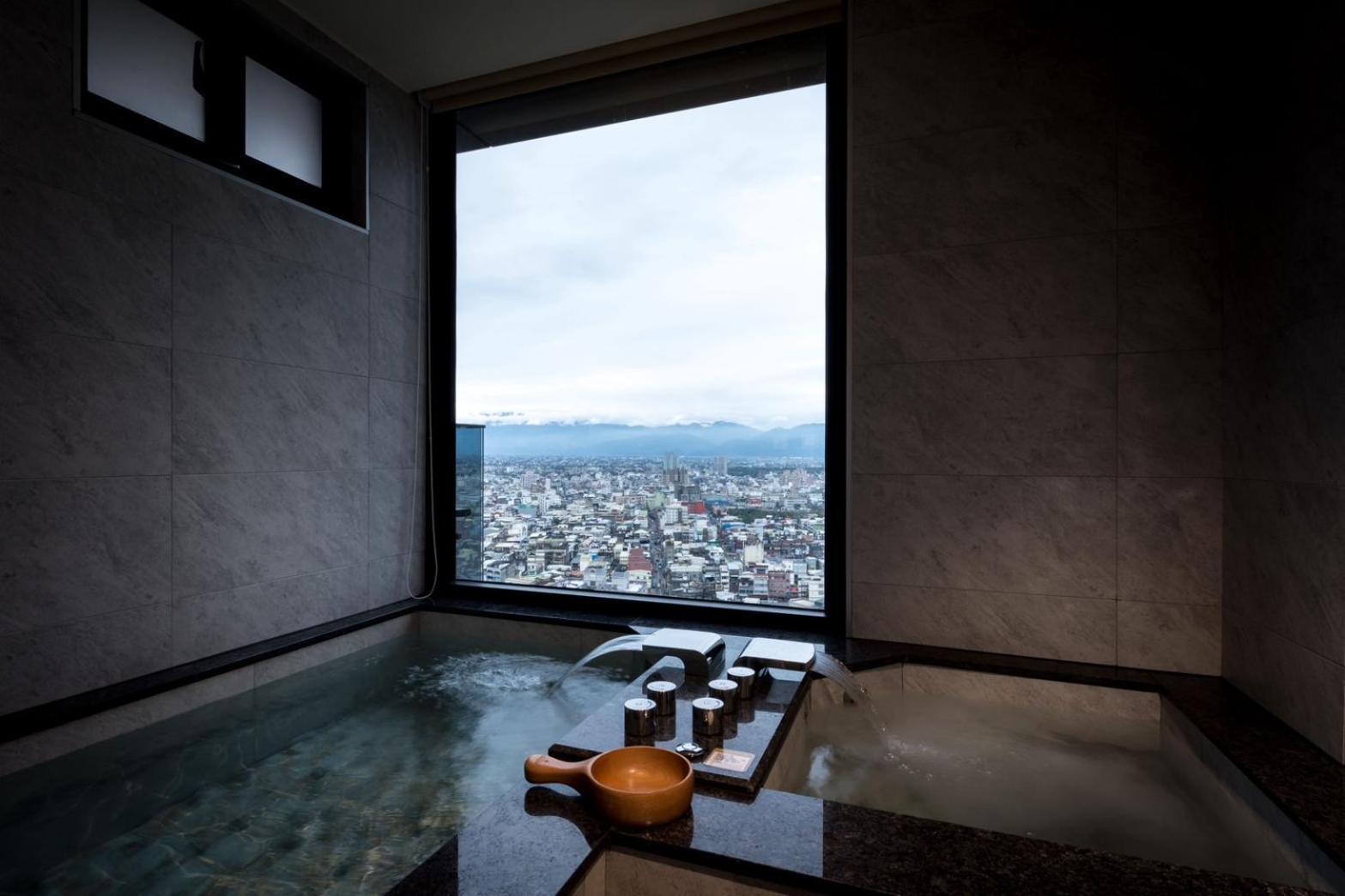 Cuncyue Hot Spring Resort Luodong Kamer foto A view of Mount Takami from the hotel