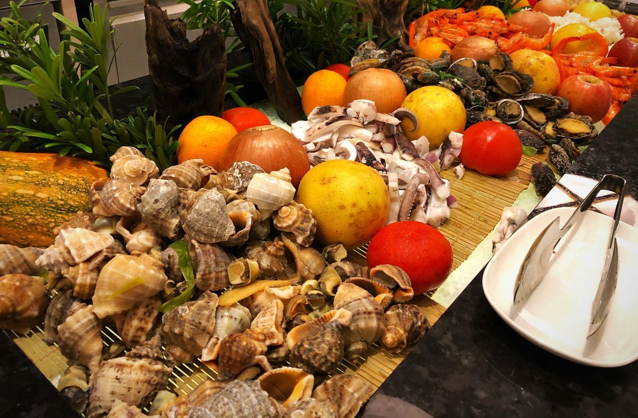 Cuncyue Hot Spring Resort Luodong Buitenkant foto A selection of seafood at a buffet